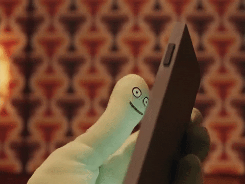 GIF de um dedão rolando a tela de um celular.