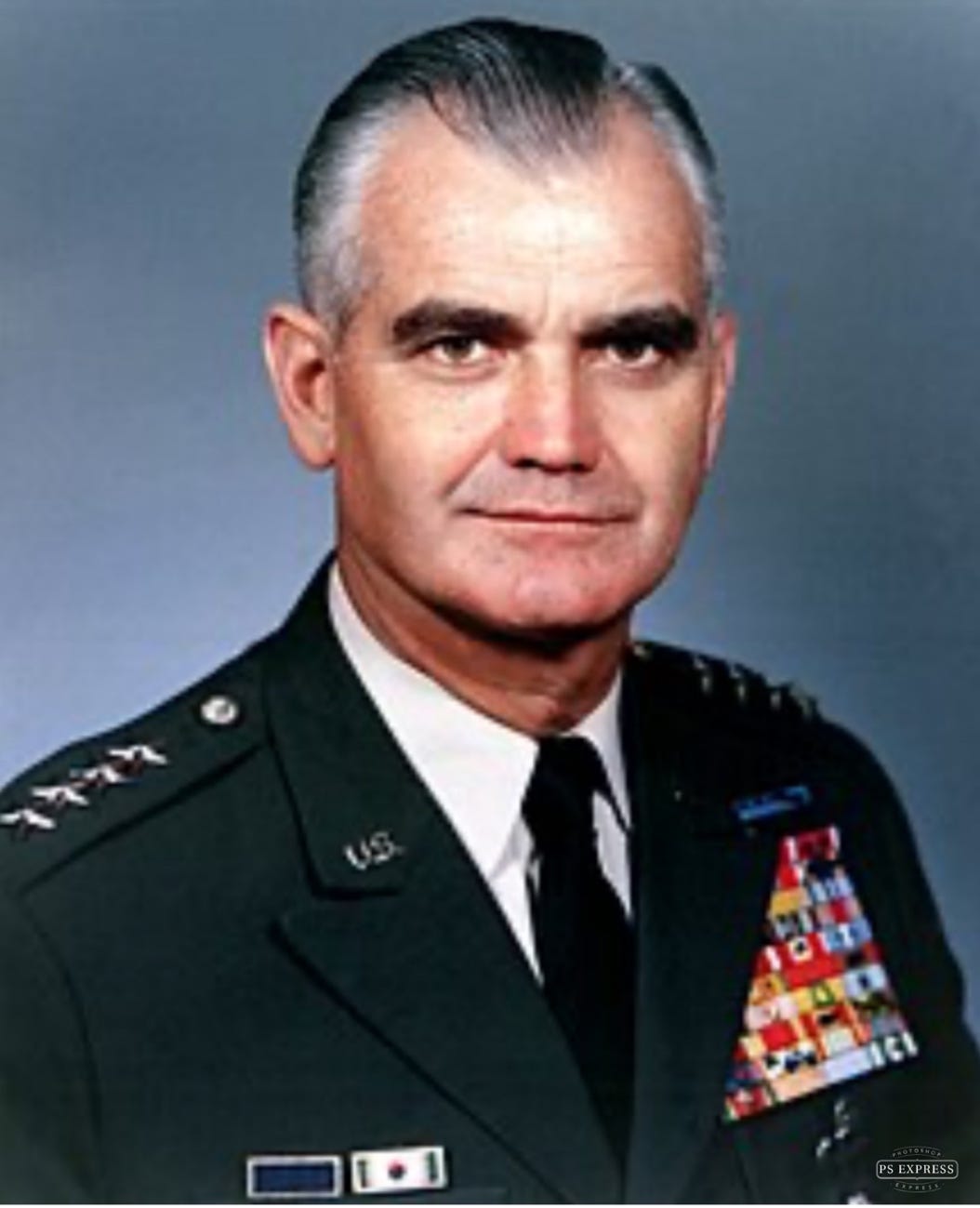 A person in a military uniform

Description automatically generated
