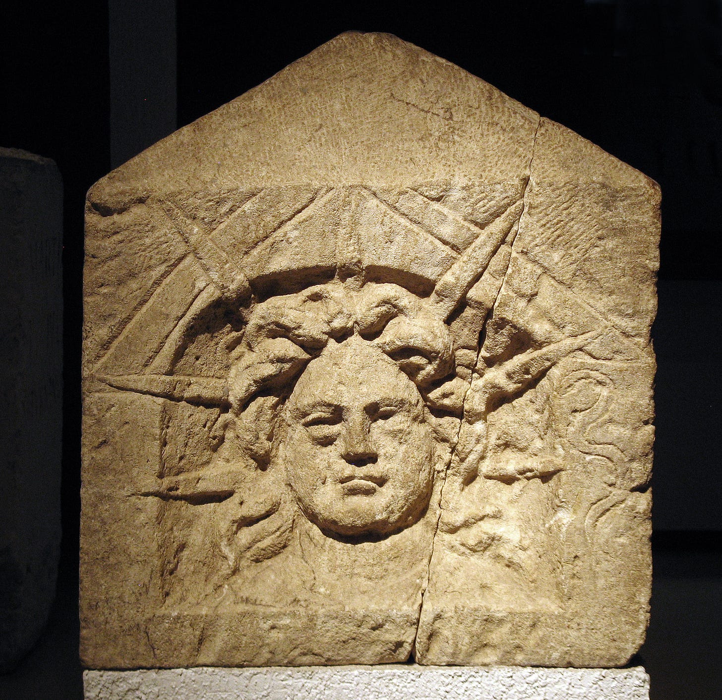 https://upload.wikimedia.org/wikipedia/commons/9/9a/Naiskos_with_relief_of_Sol_%28Lyon%2C_Mus_Gal-Rom_2001.0.326%29_01.jpg