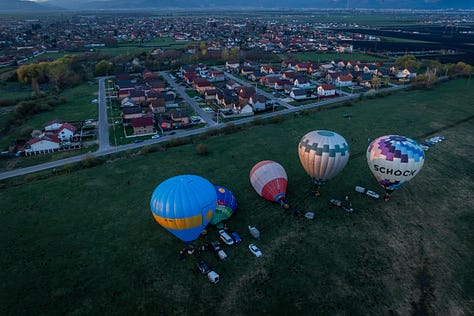 Există ceva profund omenesc în balonul cu aer cald. Balonul nu rupe aerul. Nu îl sfâșie cu viteză. Se ridică lent, aproape cu sfială, și tocmai de aceea pare atât de aproape de ideea de vis.
