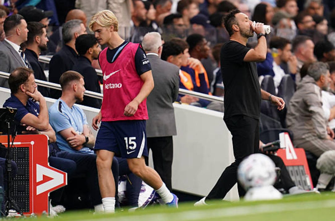Roberto De Zerbi, manager of Tottenham Hotspur, and Lucas Bergvall of Tottenham Hotspur during the Premier League match between Tottenham Hotspur and Newcastle United at Tottenham Hotspur Stadium in London, United Kingdom, on August 29, 2026. (Photo by Harvey Murphy/News Images/NurPhoto via Getty Images)