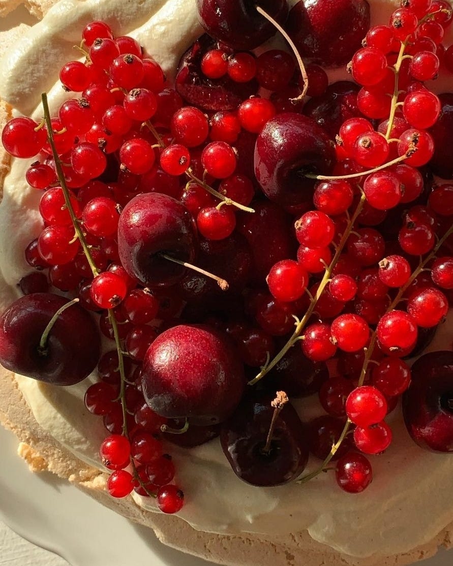 summer fruit pavlova 🍒