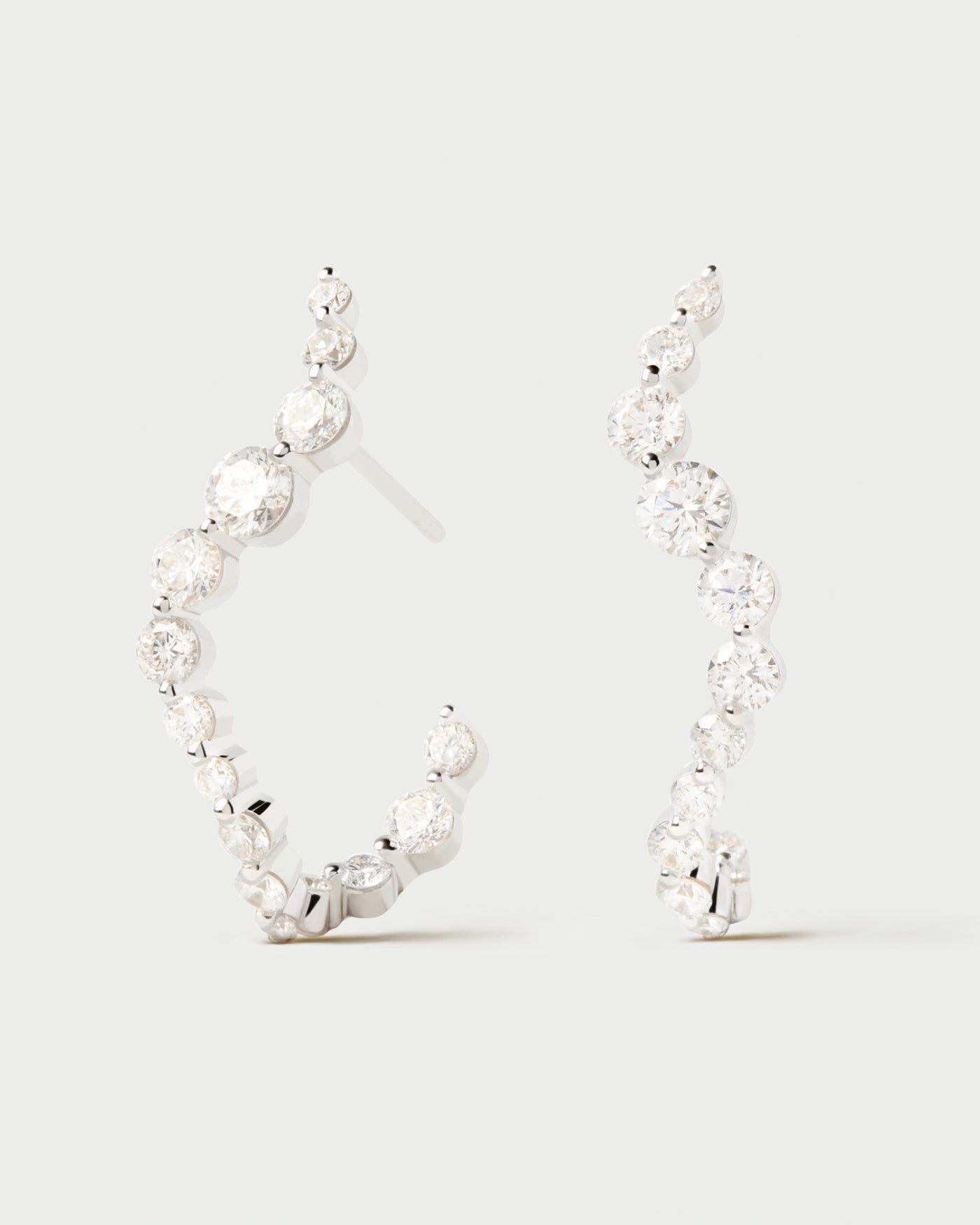 Elegant semi hoops in 18K white gold featuring an undulating line of lab-grown diamonds