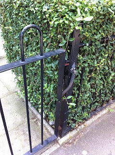 A picture of a garden gate, with a spring to close it.
