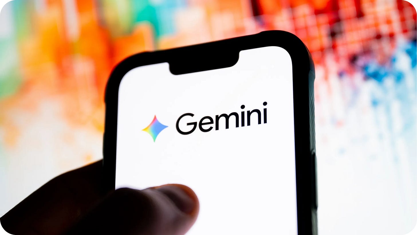 Fotografía de una mano sosteniendo un teléfono con el logo de Gemini en pantalla, publicada por IA en Español junto al artículo original