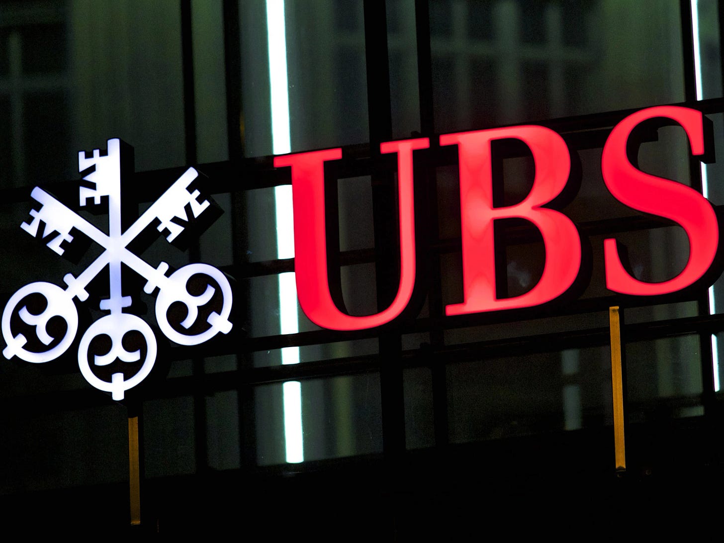 UBS to Boost Fixed Pay, Cut Bonuses in Comp Revamp - ThinkAdvisor ...