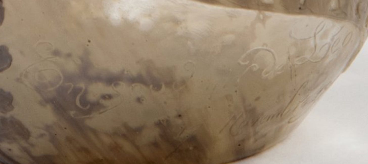 Écume de mer, inscription to the memory of Léo Keller with the date 17 November 1905, etched on the lower part of the vase's body (©QUITTENBAUM Kunstauktionen GmbH, 2021 München). Écume de mer, inscription to the memory of Léo Keller with the date 17 November 1905, etched on the lower part of the vase's body (©QUITTENBAUM Kunstauktionen GmbH, 2021 München).