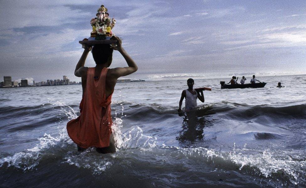 Steve McCurry's portrait of India is a feast for the eyes - BBC News