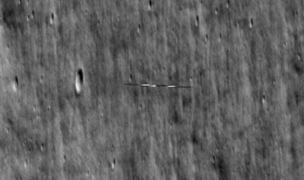 NASA oferece explicação para objeto misterioso orbitando a Lua. NASA oferece explicação para objeto misterioso orbitando a Lua.