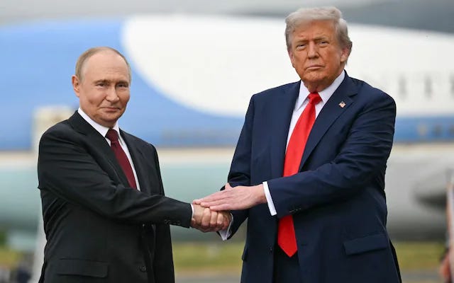 Stretta di mano tra Vladimir Putin e Donald Trump Stretta di mano tra Vladimir Putin e Donald Trump