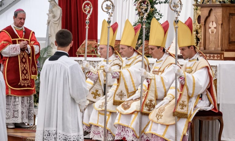 Na foto: Mons. Galarreta em pé e, sentados, oo suíço Pascal Schreiber, o americano Michael Goldade, o francês Michel Poinsinet de Sivry e o francês Marc Hanappier.