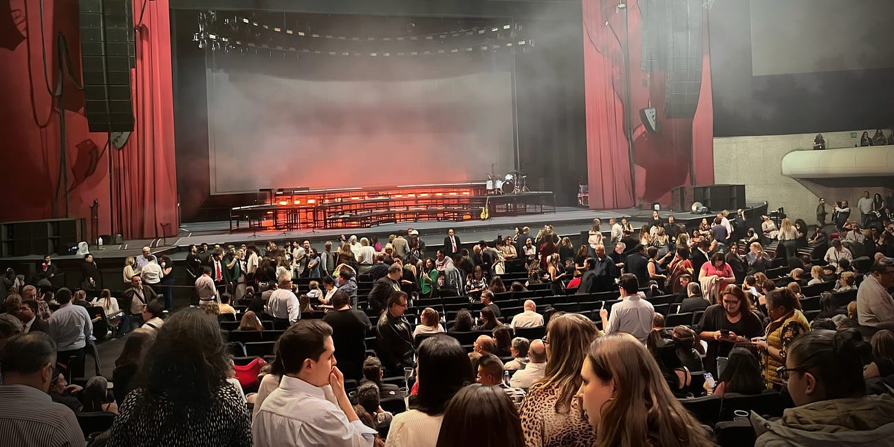 Miguel Bosé interrumpe concierto en Auditorio Nacional por alarma sísmica, estaba cantando "Amante Bandido"