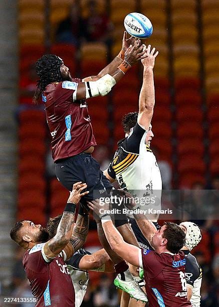 Seru Uru of the Reds competes at the lineout during the round 12...  Fotografia de notícias - Getty Images