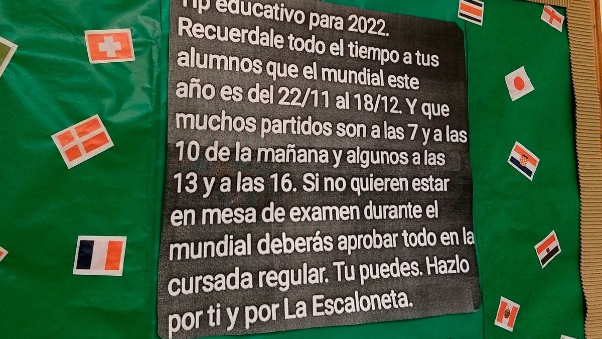 Hazlo por ti y por la Scaloneta: el ingenioso cartel para que los chicos no  se pierdan el Mundial por llevarse materias
