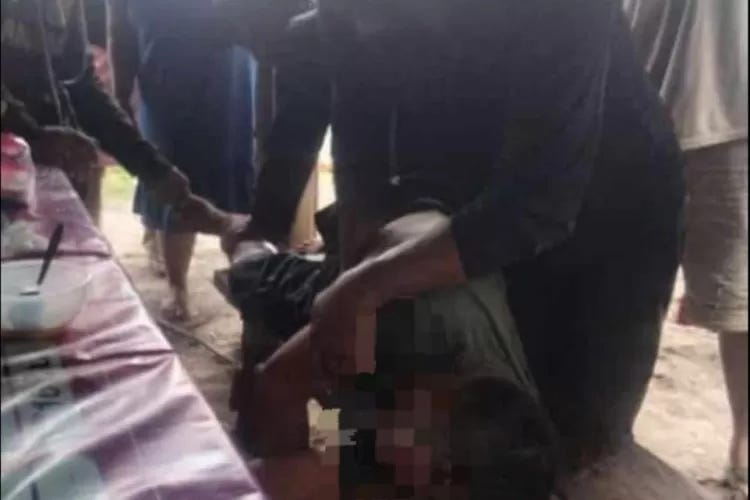 Warga Paitjaya saat memberikan pertolongan terhadap Wakil di sebuah pondok tepi Pantai Paitjaya Mentok, Bangka Barat.  (ist)