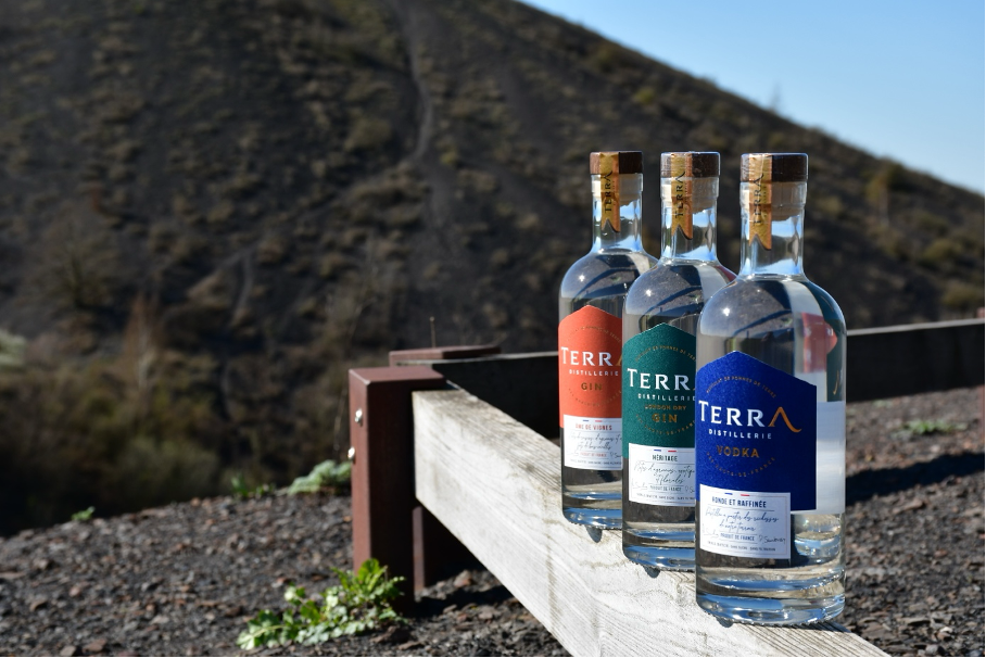 La distillerie Terra Distillerie à Auchel, un bâtiment moderne spécialisé dans la production de vodka et gin à partir de pommes de terre des Hauts-de-France