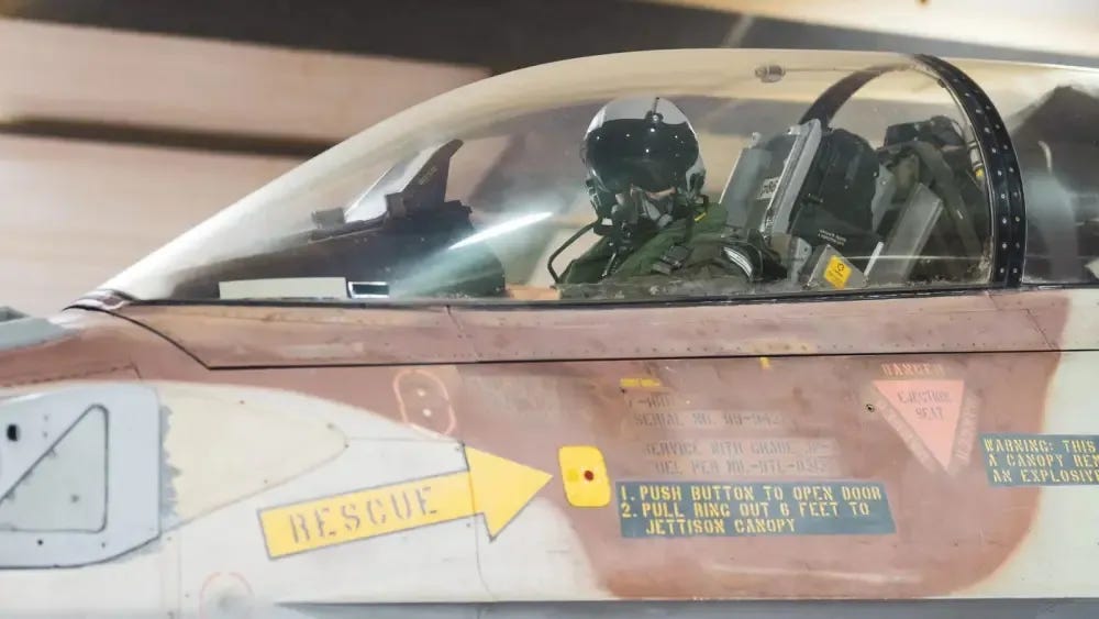 A entrada dos Estados Unidos na guerra contra o Irã é o mais recente passo em uma espiral de escalada que começou em outubro de 2023. Um piloto de F-16 da Força Aérea Israelense se prepara para a ação contra o Irã; 13 de junho de 2025. Forças de Defesa de Israel...