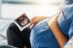 pregnant-woman-sonogram