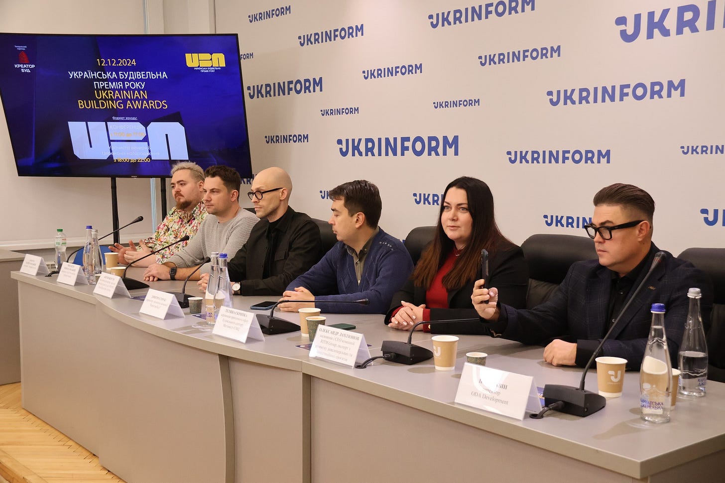 Возможно, это изображение 4 человека, отдел новостей и текст «KPCKTOP JKRINFORM UKRINFORM IPI CORM 12.12.2024 12.12 2024 yKPAЙHCbKA 6yABEЛbHA nPEMИR nPEMΙRPOKy UKRAINIAN BUILDINGA BUILDINGAWARDS AWARDS UBn SENCICJNEE JKRINFORT JKRINFORM JKRINFORM UKRINFORM JKRI JKRINFORM JKRINFORM JKRINFORM JKRINFORM JKRINFORM JKRINFORM JKR JKRIN JKRIN CINVDEY ข นายุษ 신하터 OAиHH NIH LADA Derchpesty NENKN»