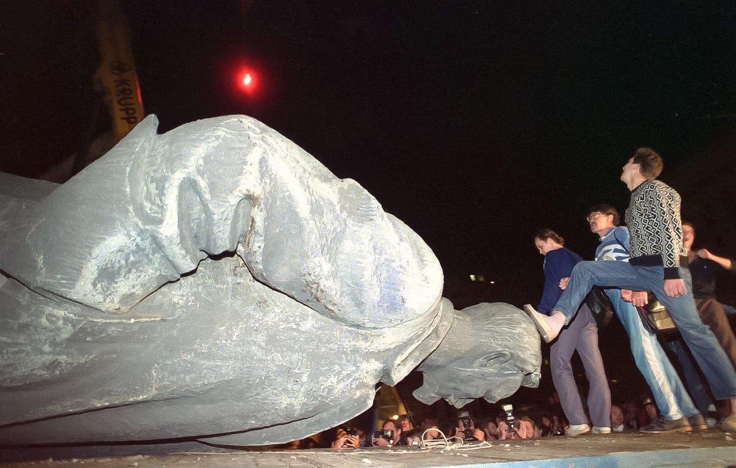 Moscow civilians topple the large statue of KGB founder, Felix Dzerzhinsky,  on the night of 23/24 August 1991, during the 1991 Soviet coup d'état  attempt. [1600 x 1018] : r/HistoryPorn