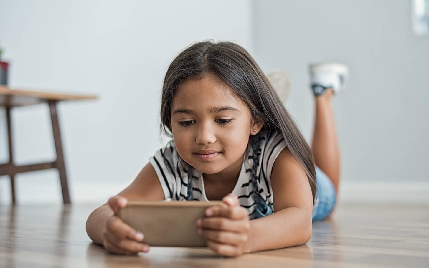 Kinzoo | When Should a Kid Get a Phone? 6 Factors to Consider