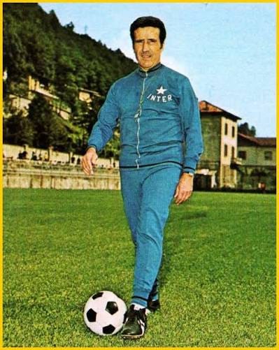 Ci sono allenatori che costruiscono e altri che distruggono. Helenio Herrera  faceva entrambe le cose, con un'eleganza spietata. Cercava controllo.  Studiava il caos per dominarlo. E nel farlo, cambiava per sempre chi