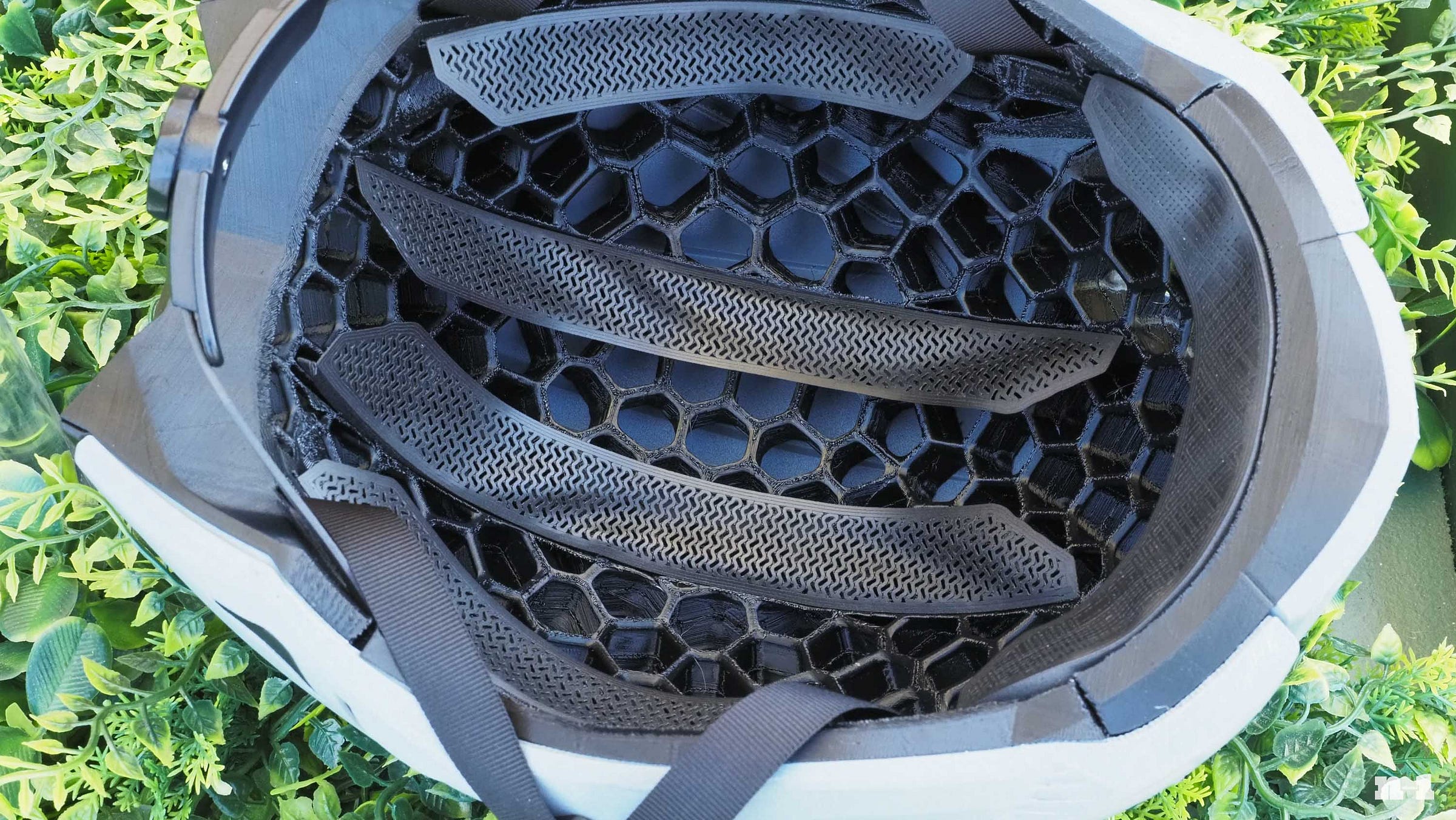 KAV Sports Rhoan helmet