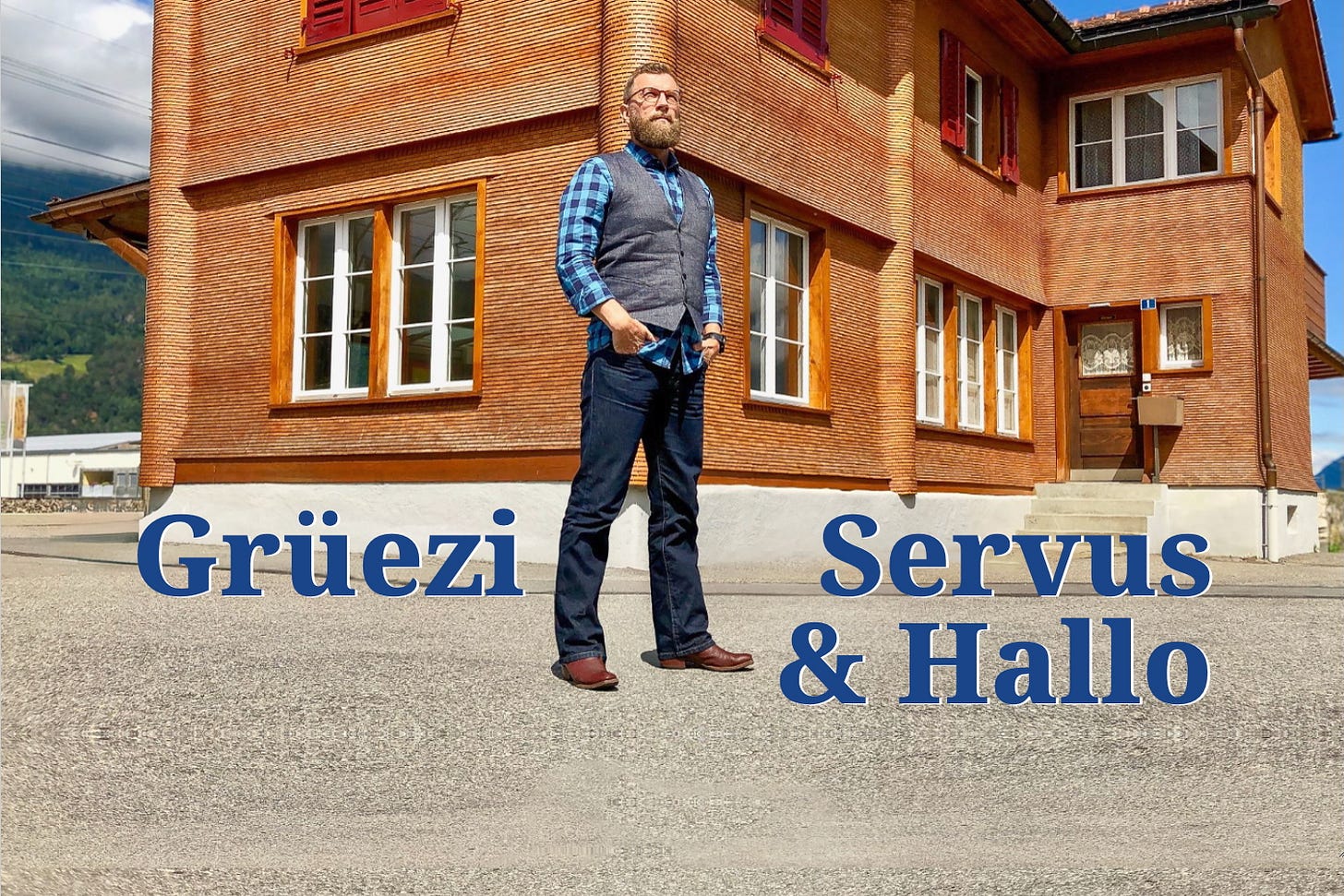 Jürg Vollmer steht vor dem alten Stationsgebäude des Bahnhofs Zizers. Er trägt Jeans, kariertes Hemd und Weste. Das Gebäude hinter ihm ist mit feinen, horizontalen Holzschindeln verkleidet, hat rote Fensterläden und Fenster mit weissen Rahmen. Der Himmel ist klar blau, und die Szene wirkt sonnig und ruhig. Unten am Bild steht die Begrüssung: Grüezi, Servus und Hallo. Jürg Vollmer steht vor dem alten Stationsgebäude des Bahnhofs Zizers. Er trägt Jeans, kariertes Hemd und Weste. Das Gebäude hinter ihm ist mit feinen, horizontalen Holzschindeln verkleidet, hat rote Fensterläden und Fenster mit weissen Rahmen. Der Himmel ist klar blau, und die Szene wirkt sonnig und ruhig. Unten am Bild steht die Begrüssung: Grüezi, Servus und Hallo.