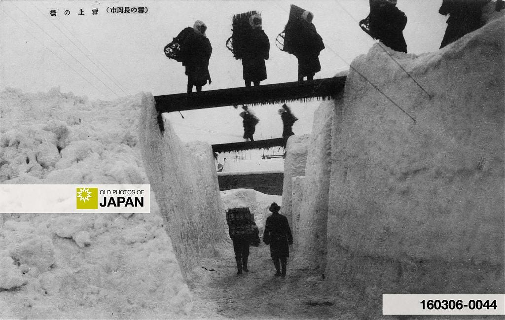 Crossing snow bridges in Niigata's Nagaoka City in the 1930s Crossing snow bridges in Niigata's Nagaoka City in the 1930s