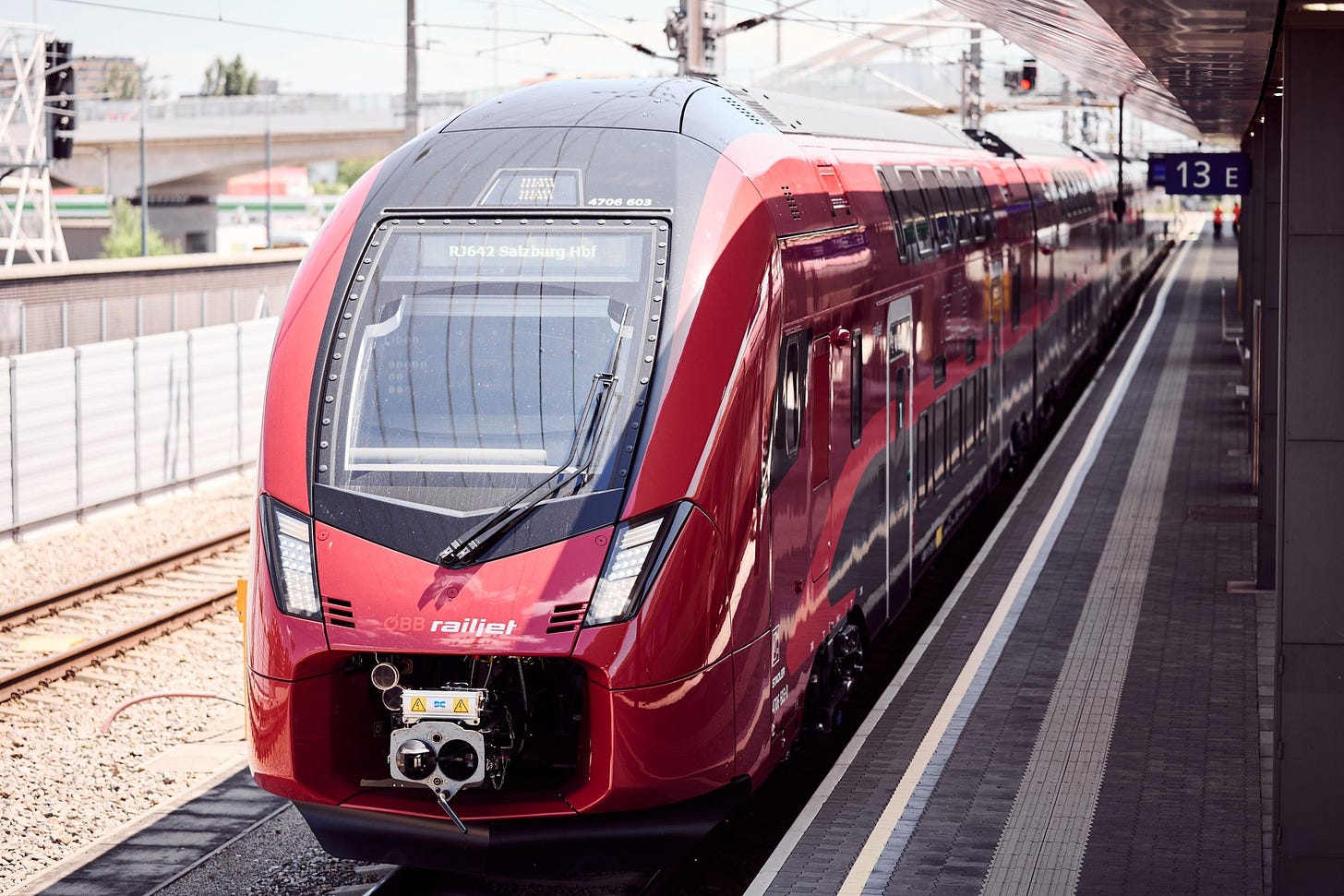 Peut être une image de ‎train, chemin de fer et ‎texte qui dit ’‎シンュンシュジ 4706 603 RJ642 Salzburg RJ642SatzburgHbf Hbf 13 OB BBrailjet למ ሥ railjer 瓜平國 E‎’‎‎