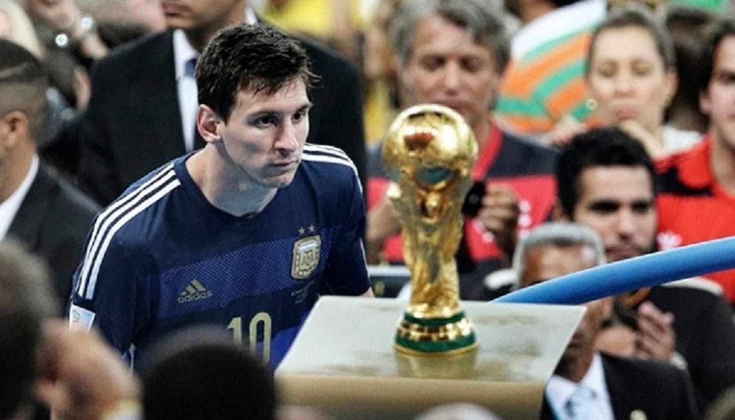 MESSI MIRANDO LA COPA DEL MUNDO | Imagenes de lionel messi, Fotos de messi,  Messi