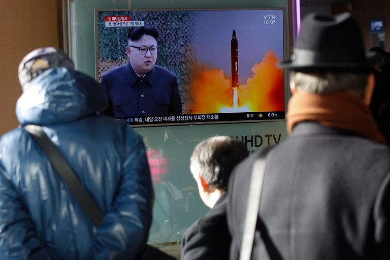 Domenica 12 febbraio a Seoul, Corea del Sud. Cittadini guardano un servizio sul test missilistico in Corea del Nord. Credit: Kim Hee-Chul/European Pressphoto Agency. Domenica 12 febbraio a Seoul, Corea del Sud. Cittadini guardano un servizio sul test missilistico in Corea del Nord. Credit: Kim Hee-Chul/European Pressphoto Agency.