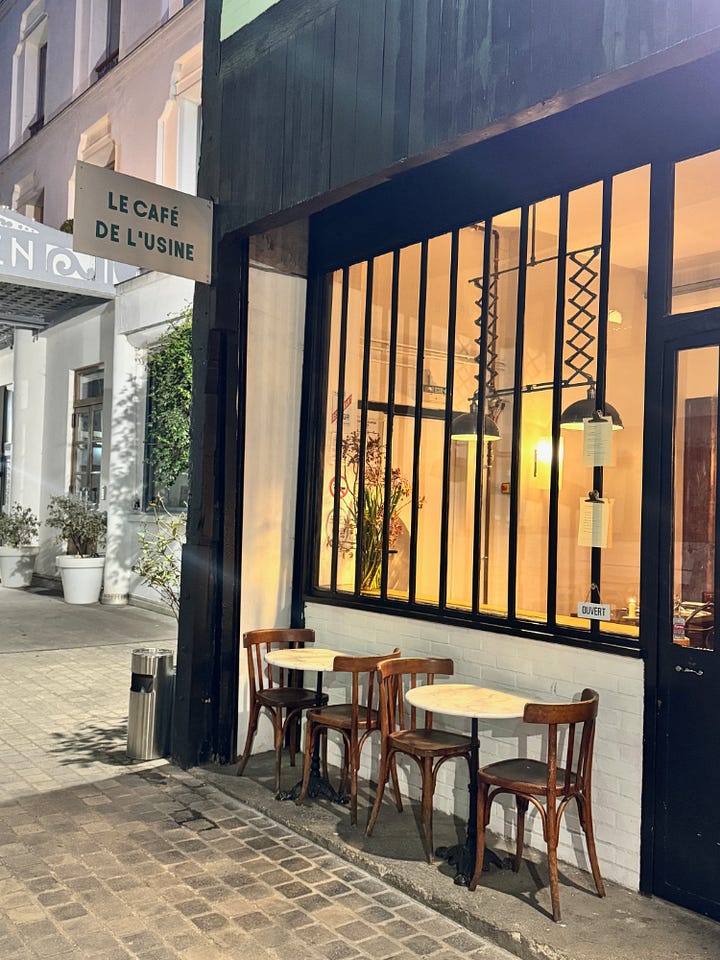 Le Café de l'Usine grenst aan de binnenplaats van de oude Spring Court-fabriek.