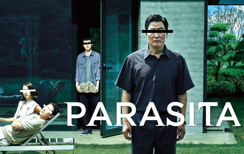 Pôster do filme 'Parasita', com quatro personagens em destaque em um cenário moderno e minimalista.