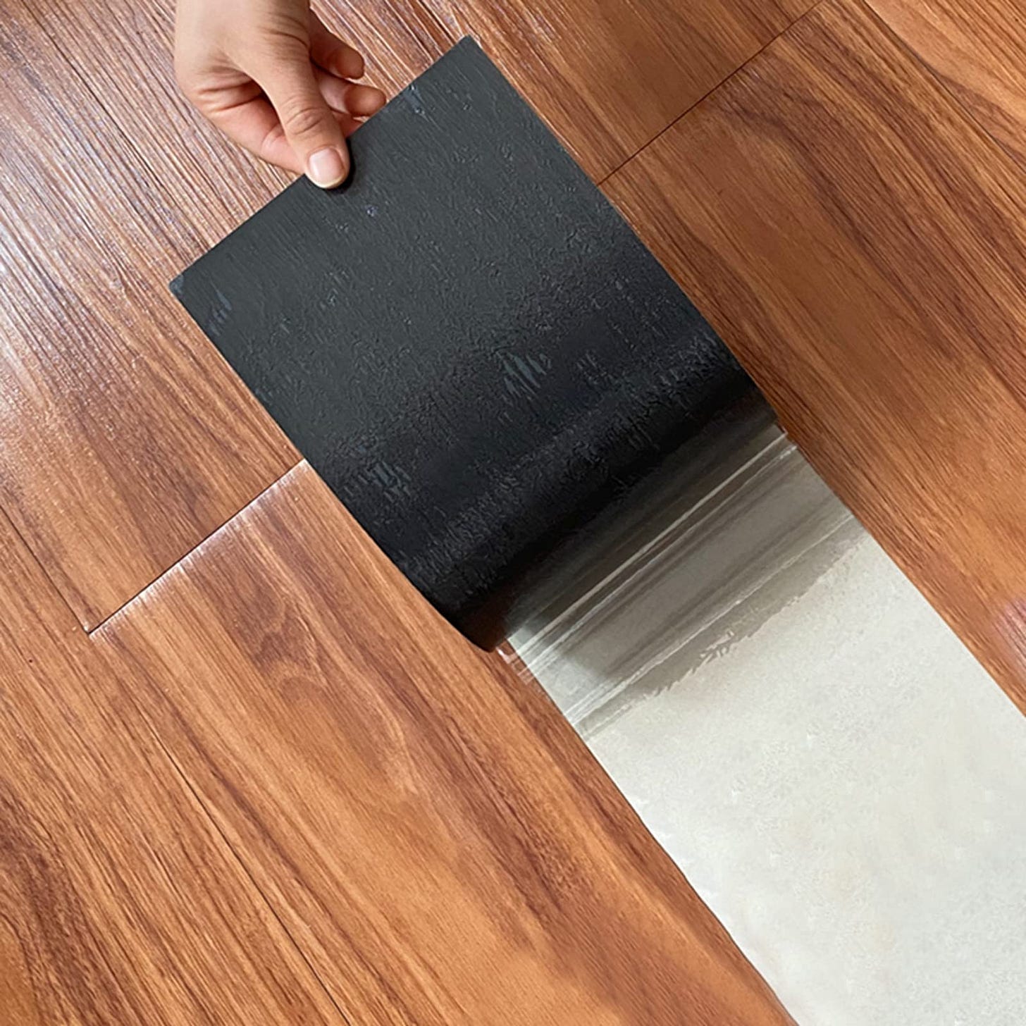 Suelo de vinilo imitación madera.