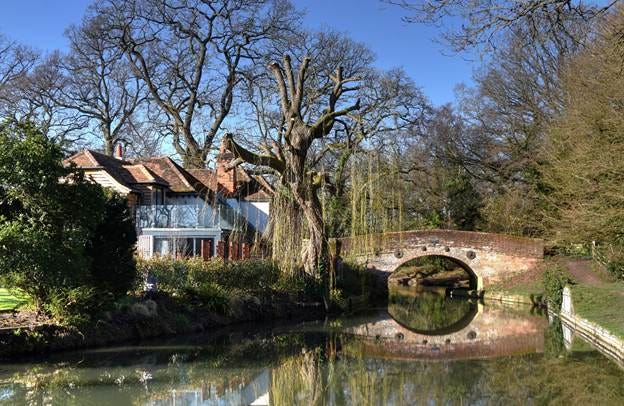 A house with a bridge over a river

AI-generated content may be incorrect.