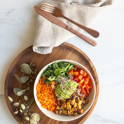 Tempeh Salad with avocado, spinach, carrots and bell pepper. Cut into small pieces. 