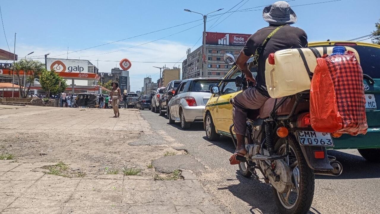 Des automobilistes rejoignent de longues files d'attente dans une station-service à Maputo le 27 décembre 2024. Photo d'illustration. Des automobilistes rejoignent de longues files d'attente dans une station-service à Maputo le 27 décembre 2024. Photo d'illustration.