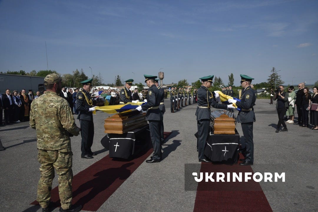 На зображенні може бути: могила невідомого солдата та текст «t JKRINFORM»
