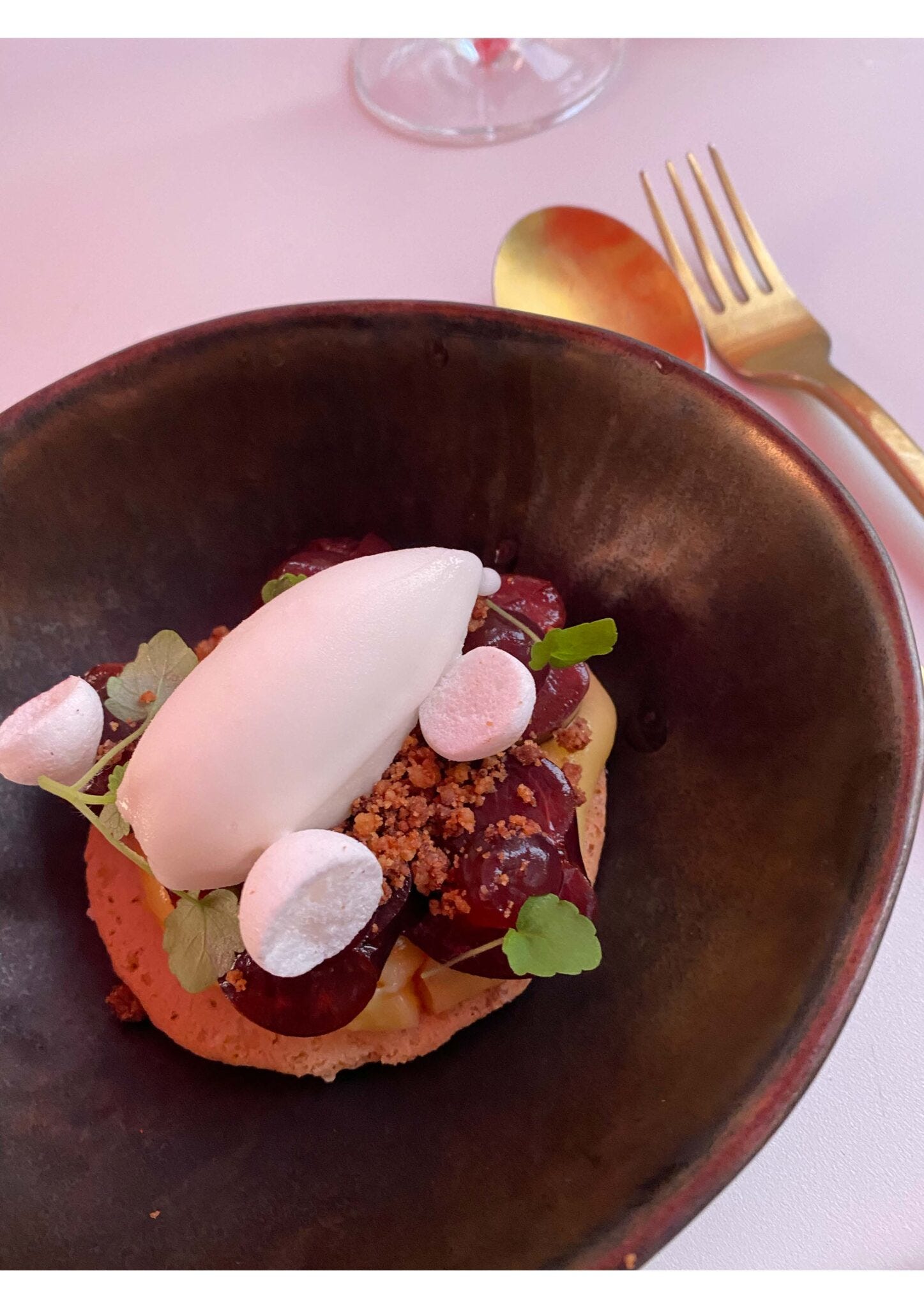 Eine experimentell aussehende, nicht zu definierende Speise, eventuell süß