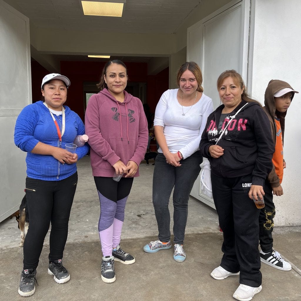 Brenda (26 años), María de la Luz (40), Monse (31) y Lourdes (40), mamás de niñas y niños que acuden al centro comunitario de Utopía AC en la colonia Escalerillas, en Chimalhuacán. Foto del 1 de septiembre de 2022. Foto: JSG Brenda (26 años), María de la Luz (40), Monse (31) y Lourdes (40), mamás de niñas y niños que acuden al centro comunitario de Utopía AC en la colonia Escalerillas, en Chimalhuacán. Foto del 1 de septiembre de 2022. Foto: JSG