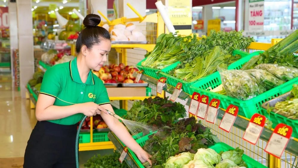 <figcaption>Với số lượng điểm bán đạt 1.735 cửa hàng (tính đến cuối tháng 10/2024), Bách Hóa Xanh đang là nhà bán lẻ tạp hoá lớn thứ 2 tại Việt Nam.</figcaption> <figcaption>Với số lượng điểm bán đạt 1.735 cửa hàng (tính đến cuối tháng 10/2024), Bách Hóa Xanh đang là nhà bán lẻ tạp hoá lớn thứ 2 tại Việt Nam.</figcaption>