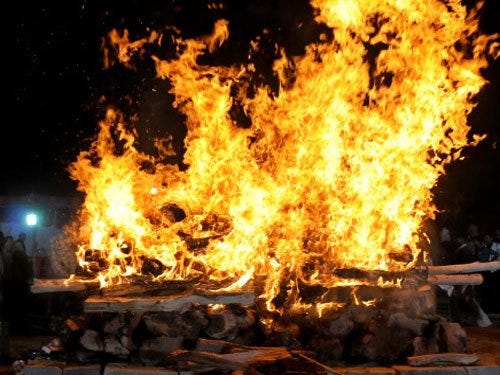 Muslim youths carry out last rites of Hindu man | Deccan Herald