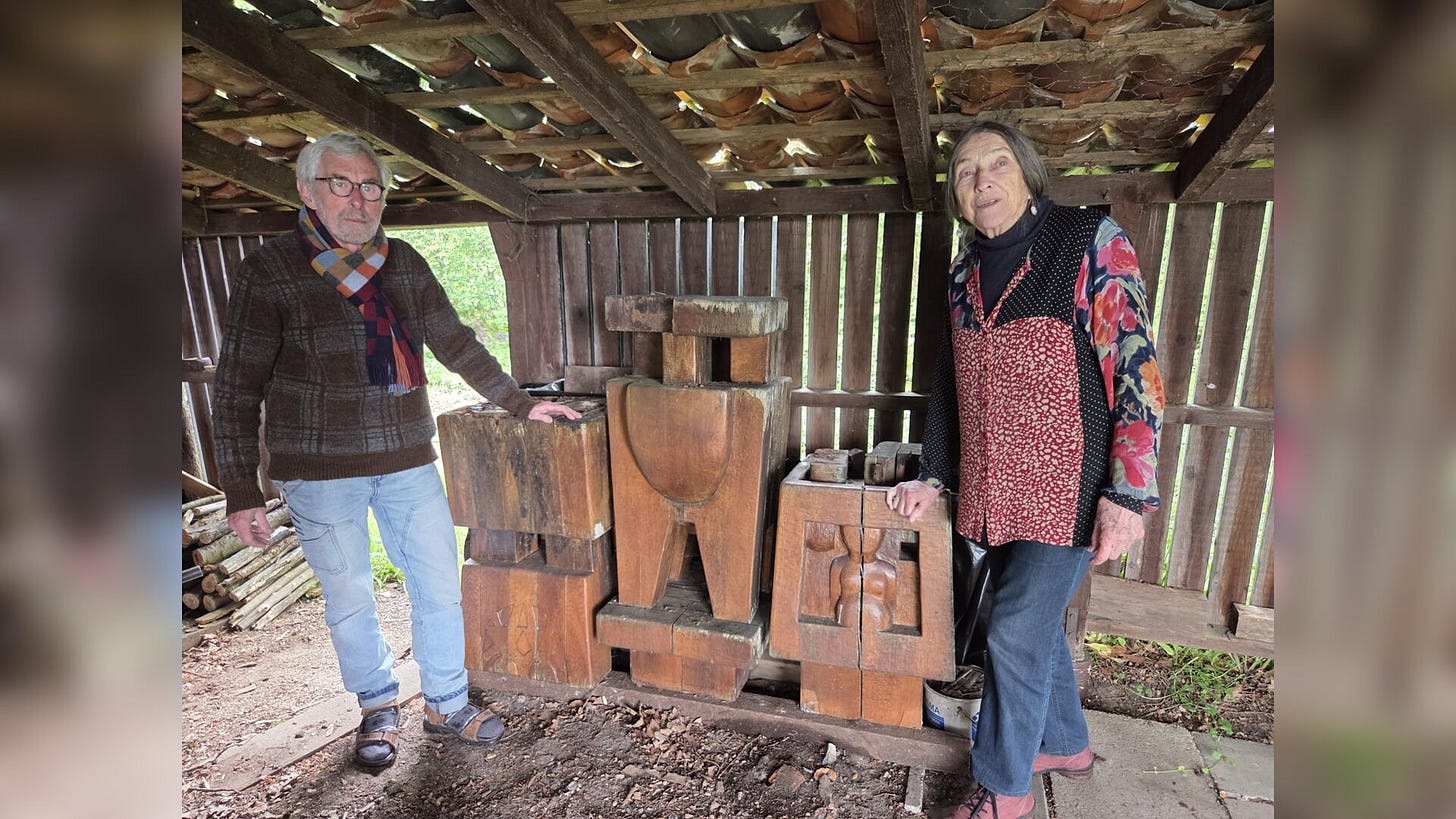 Antoine Lacet en Minnie Kruip bij de 3 losse stukken die liggen te drogen in de houtschuur bij Minnie Kruip. Foto: Henri Walterbos