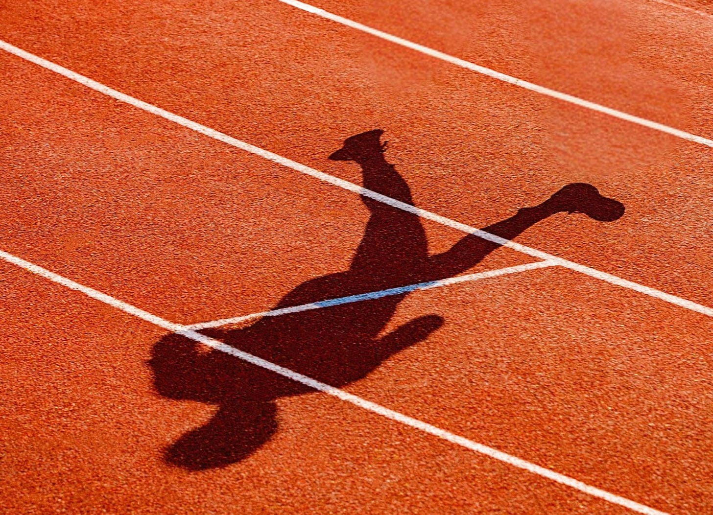 stade d'athlĂ©tisme oĂč l'on voit une personne faire de la course Ă pied avec son ombre stade d'athlĂ©tisme oĂč l'on voit une personne faire de la course Ă pied avec son ombre
