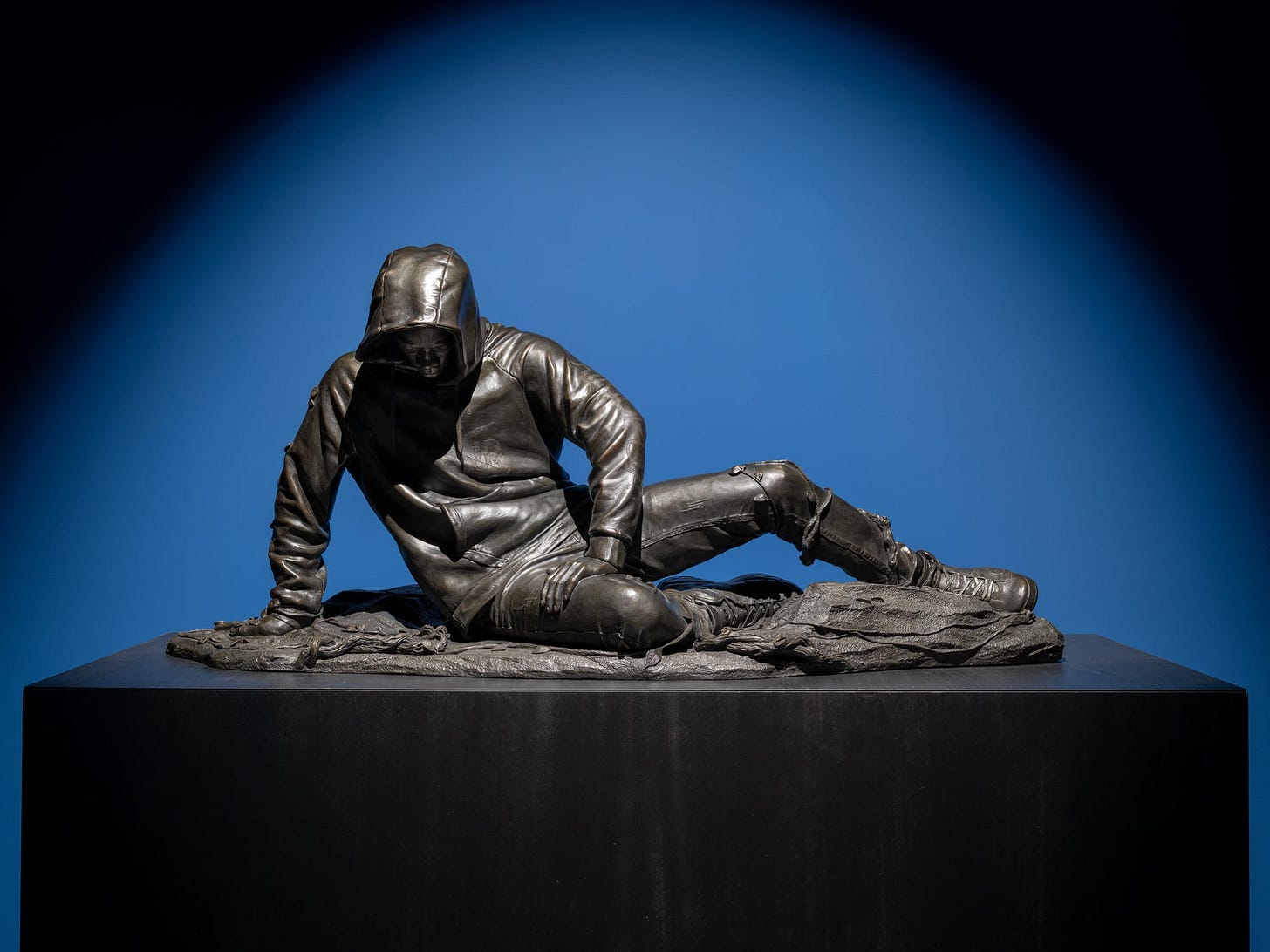 Kehinde Wiley, Dying Gaul (Roman 1st Century), 2022, bronze, 21 1/8 x 18 7/8 x 47 inches Kehinde Wiley, Dying Gaul (Roman 1st Century), 2022, bronze, 21 1/8 x 18 7/8 x 47 inches