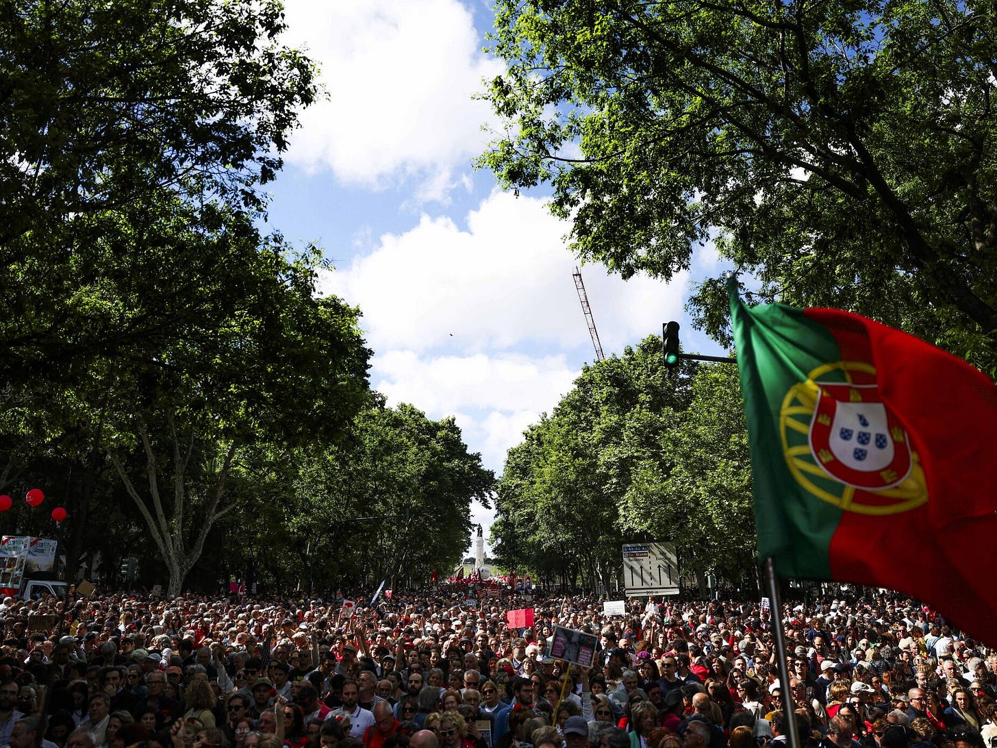 “Nunca vi nada assim”. Milhares encheram a Avenida para celebrar Abril