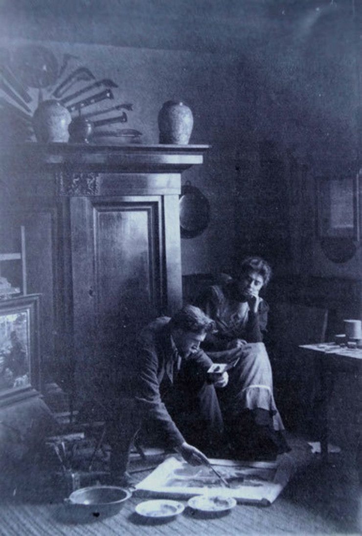 Waalko en Henriëtte bij het werk in hun huis in Westenschouwen.