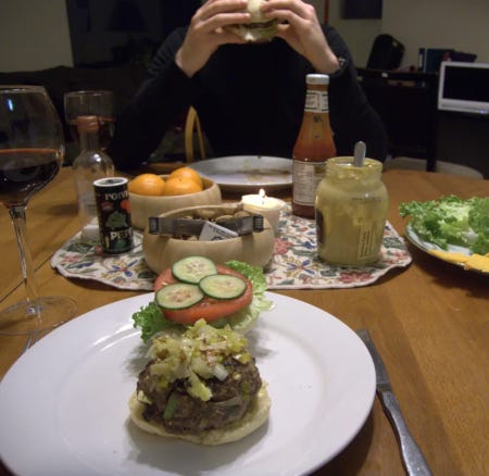 Un burger de boeuf musqué, surmonté d'une compotée d'ail. Il nous tuerait sûrement tous. Un burger de boeuf musqué, surmonté d'une compotée d'ail. Il nous tuerait sûrement tous.