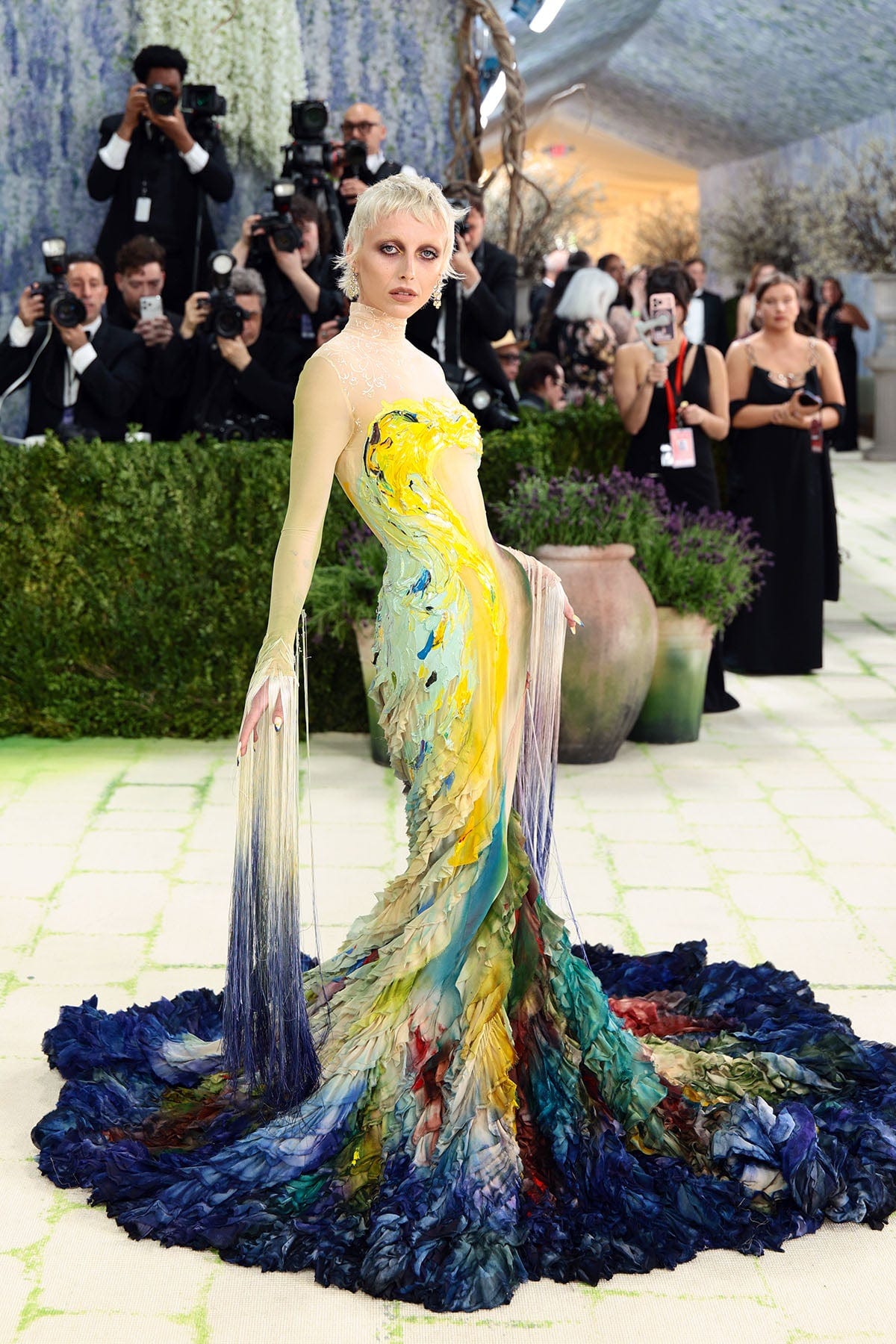 Emma Chamberlain's Mugler 'Living Canvas' Look At The 2026 Met Gala - Red  Carpet Fashion Awards